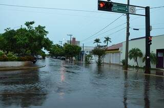 Ruas ficaram alagadas depois em vários pontos da cidade (Fotos: Prefeitura de Três Lagoas)