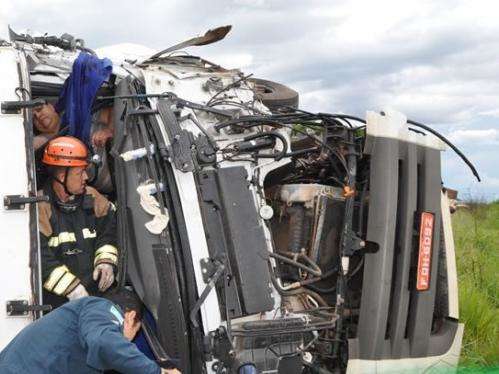 Acidente entre caminh&otilde;es deixa dois feridos; um preso nas ferragens