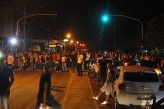 Motoristas que trafegavam pela Ceará tiveram que descer dos veículos e esperar o protesto. (Foto: Alcides Neto)
