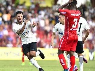Kazim comemorando o gol na partida desta tarde. (Foto: Marcos Ribolli/Globo Esporte) 