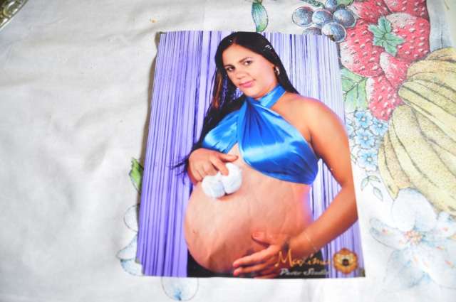 Mulher estava com o filho de 2 anos no colo quando foi baleada pelo ex-marido