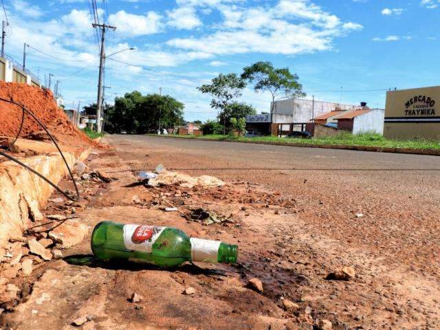 Na luz do dia, moradora flagra briga e amea&ccedil;a com arma no meio da rua