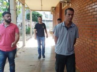 Anderson Oliveira (à direita) é conduzido por policiais após ser preso em hotel (Foto: Osvaldinho Duarte)