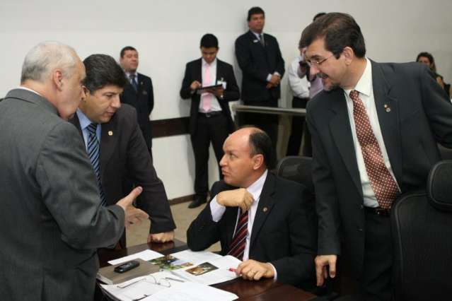 Assembleia aprova tabelas dos policiais civis e vota agora dos PMs