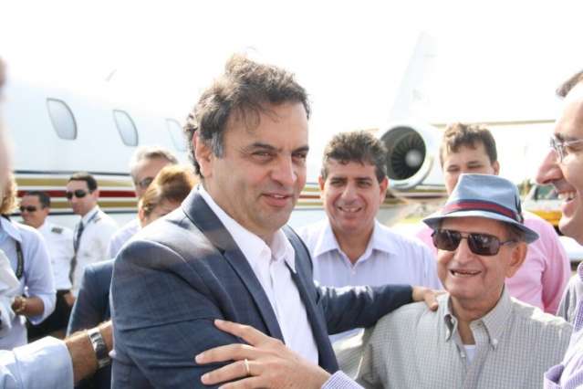 A&eacute;cio chega e ouve reclama&ccedil;&otilde;es de mec&acirc;nicos sobre a Infraero