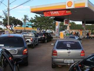 Fila para abastecimento em posto de combustíveis da Capital (Foto: Marina Pacheco)