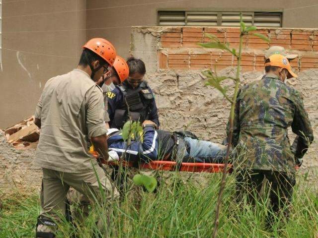 Homem foge de bloqueio da PRF e derruba muro de casa no Noroeste 
