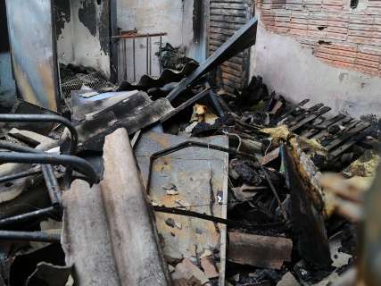 Bombeiros salvam cães de chamas, mas quitinete é destruída em incêndio