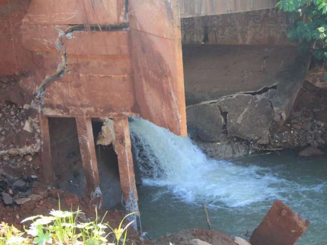 Apesar de desmoronamento e risco, ponte continua aberta para ve&iacute;culos