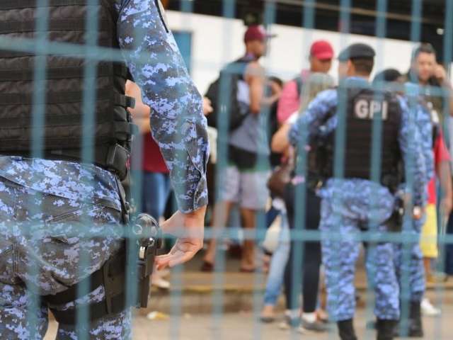 Passageiros fecham terminal e s&atilde;o dispersados com spray de pimenta