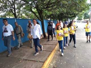 Prefeito Marquinhos Trad (PSD) saiu com alunos da escola municipal para conscientizar população do bairro (Foto: Leonardo Rocha)