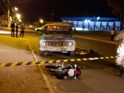 Acidente entre carro e moto deixa homem morto e mulher ferida