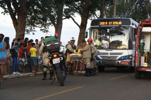 Sem olhar, crian&ccedil;a atravessa a rua e &eacute; atingida por &ocirc;nibus no Santa Em&iacute;lia