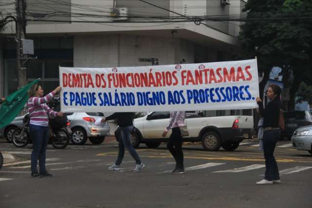 N&atilde;o podemos dar reajuste de 13,01% e a greve &eacute; pol&iacute;tica, diz secret&aacute;rio