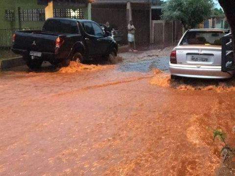 Chuva alaga ruas, derruba &aacute;rvores e causa preju&iacute;zos em cidades de MS