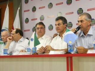 Reinaldo assinou o acordo nesta quarta-feira durante evento com governadores do Codesul em Cascavel (Foto: Divulgação)