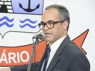 Novo prefeito durante a sua fala na cerimônia. (Foto: Diário Corumbaense) 
