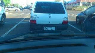 Leitor flagra carro trafegando com placa parcialmente apagada na Gury Marques