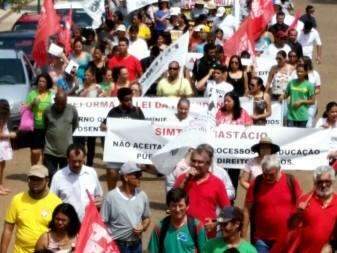 Protesto contra medidas federais re&uacute;ne 400 educadores no interior de MS