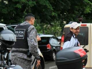 Major Oscar Leite Ribeiro, que também foi preso, ao chegar à Corregedoria na manhã de anteontem (Foto: Marina Pacheco)