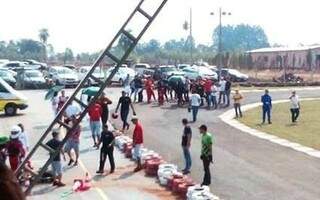 O piloto se chocou duas vezes com a barreira de pneus às margens da pista. (Foto: Tião Prado/Ponta Porã Informa) 