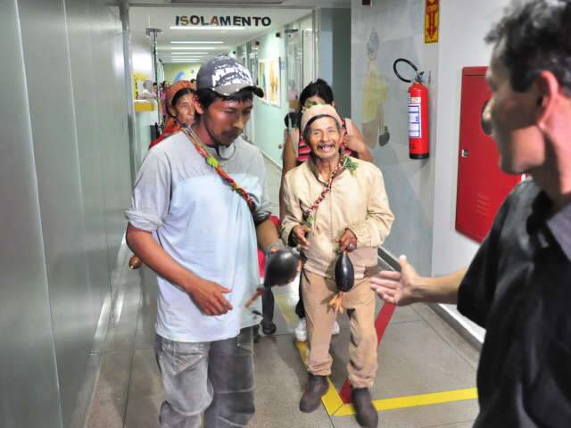  Mesmo ap&oacute;s ritual de cura de paj&eacute;s, &iacute;ndia com c&acirc;ncer tem perna amputada