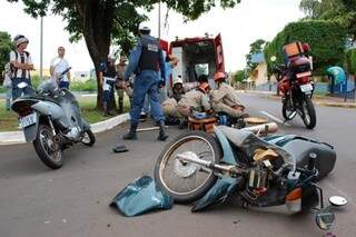 Acidente envolvendo carro e moto aconteceu em frente a Câmara Municipal (Foto: Pedro Peralta)