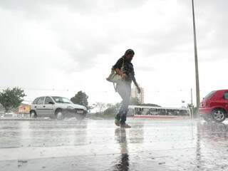 Chuva já começou em Campo Grande. (Foto: João Garrigó)