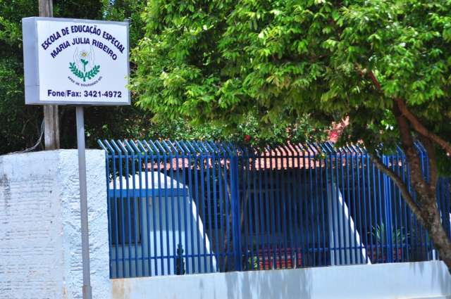 Adolescente com S&iacute;ndrome de Down &eacute; esquecido em &ocirc;nibus da Apae