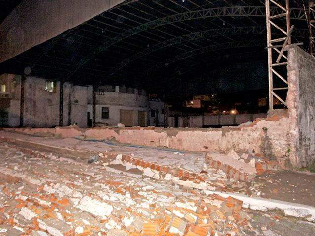  Ventania de 95 quil&ocirc;metros por hora destelha casas e derruba &aacute;rvores em Corumb&aacute;