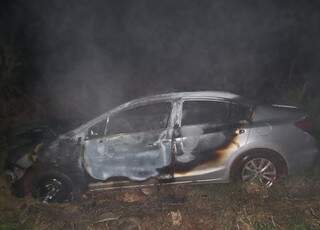 Assaltante ateou fogo ao carro, após agredir vítima (Foto: Dourados Agora)