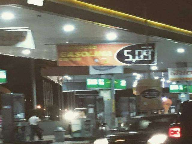 Clientes fazem fila por gasolina, que chega a custar R$ 4,59 na Capital