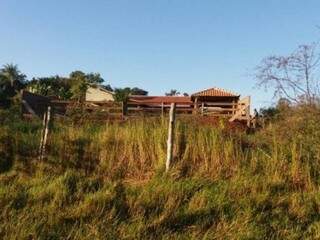 Casa foi construída às margens do rio em área de protegida, de mata ciliar (Foto: Divulgação/PMA)
