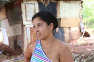 Dayane conta que se preocupa com a saúde da filha, mas teve que trocar casa alugada por barraco. (Foto: Fernando Antunes)