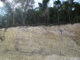 Morro era destruído por fazendeiro para a retirada de cascalho (Foto: Divulgação/PMA)
