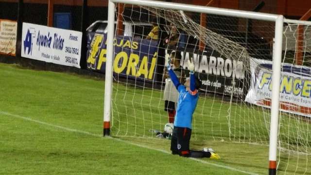 &Aacute;guia tem capit&atilde;o que fecha o gol, mas tamb&eacute;m se aventura no ataque