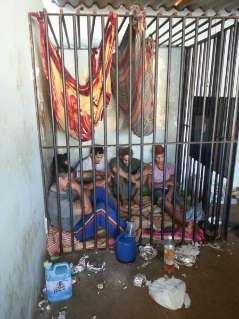 Presos estão há 20 dias em "jaula" sem banheiro na delegacia de São Gabriel