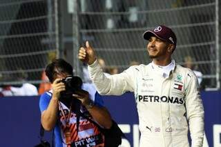 Lewis Hamilton conquista o primeiro lugar (Manan VATSYAYANA / AFP)
