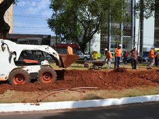 Máquinas e homens trabalham na construção da ciclovia entre 13 de Maio e Rui Barbosa. (Fotos: Minamar Júnior)