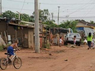 Moradores da antiga favela Cidade de Deus; em MS, 17% estão abaixo da linha de pobreza (Foto: Marcos Ermínio)