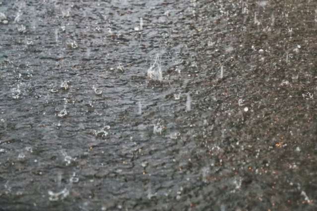 Dia &ldquo;vira noite&rdquo; com tempestade, queda de granizo e raios na Capital