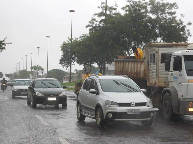  Tapa-buraco em hor&aacute;rio de pico congestiona tr&acirc;nsito na Afonso Pena