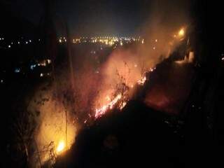 Incêndio atingiu morro que fica na zona urbana de Corumbá (Foto/Divulgação: Corpo de Bombeiros)