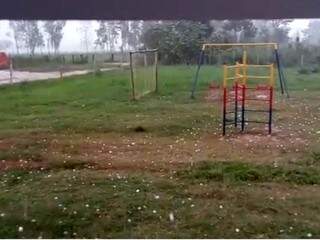 Moradores de Itaquiraí foram surpreendidos com chuva de granizo. (Foto: Direto das Ruas)