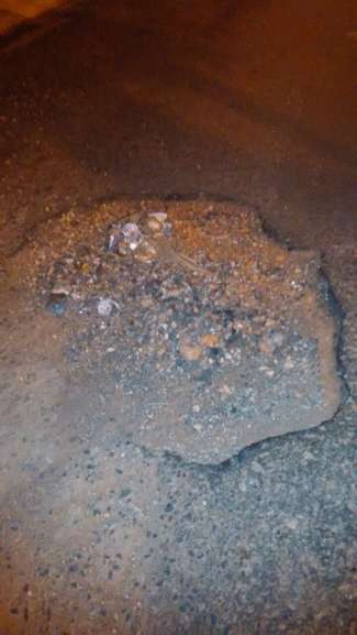 Cratera na pista que teria causado acidentes na Cândito Mariano (Foto: Direto das Ruas)