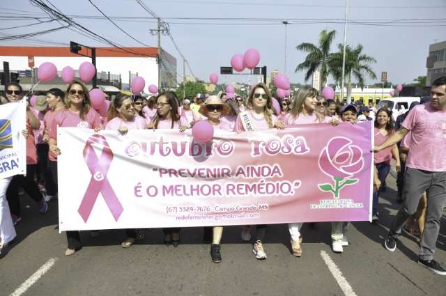 Rosa toma as ruas e mulheres alertam para a preven&ccedil;&atilde;o do c&acirc;ncer