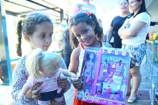 Lorayne e Isabeli comemoraram as bonecas, que ganharam de presente de Dia das Crianças do avô (Fotos: Marcos Ermínio)