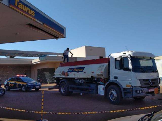 Motoristas fazem fila em posto e caminh&atilde;o chega escoltado pela PRF