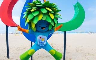 Mascote Tom em frente ao símbolo da Paralimpíada Rio 2016 na praia de Copacabana (Foto: Reprodução/Facebook CPB)