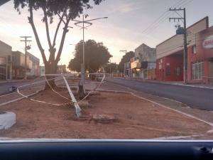 Condutor perde controle, sobe em canteiro e derruba poste novo